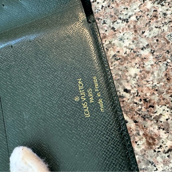 - Louis Vuitton  Wallet in Green color, made from Taiga leather - Picture 8 of 12